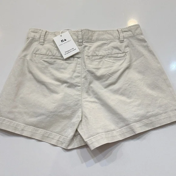 Free Assembly Women's Cream Shorts. NWT Size 2 - Picture 6 of 6